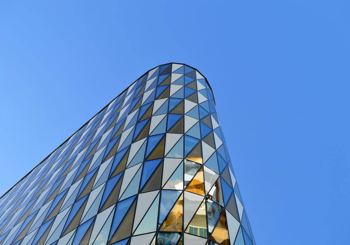 快递单上的名字被提起时，我只想假装没事。看到最后我沉默了。